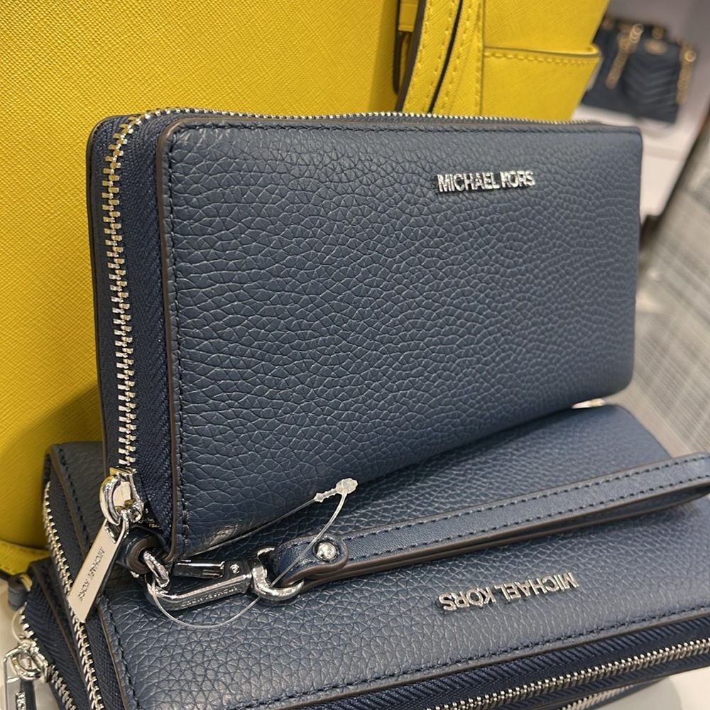 MICHAEL KORS LARGE TRAVEL CONTINENTAL WRISTLET WALLET NAVY BLUE COLOR
NWT - Picture 12 of 16